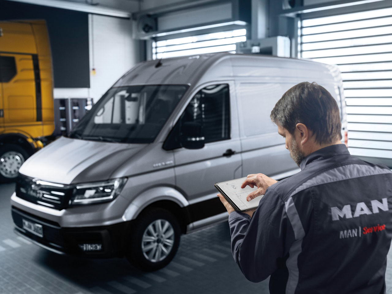 Mechanik kontroluje dodávku v servise pomocou servisného tabletu.